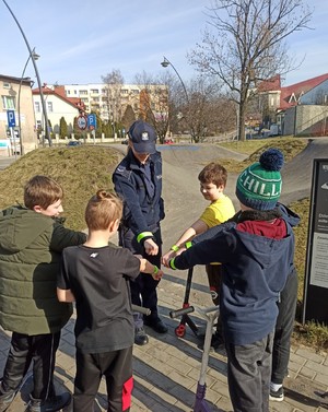 Policjantka rozdaje odblaski