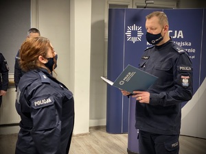 Policjant składa gratulacje policjantce