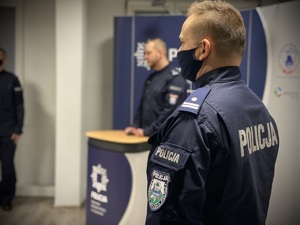 Policjant odwrócony plecami do kadru