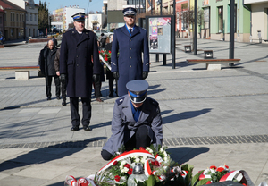 Policjant składający wieniec przy pomniku