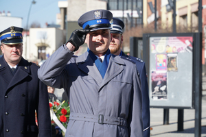 Umundurowany funkcjonariusz salutuje