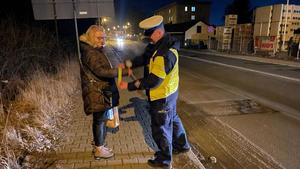 Policjant Ruchu Drogowego rozdaje odblaski