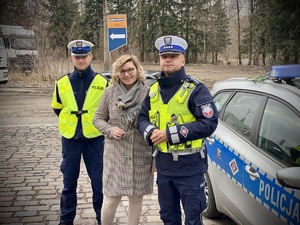 Policjanci i kobieta wspólne zdjęcie