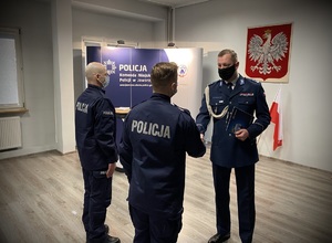 Komendant składa gratulacje policjantowi