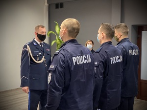 Komendant składa gratulacje policjantom