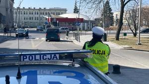 Policjanci przy radiowozie