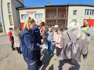 Policjanci rozmawiają z uchodźcami