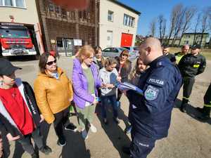 Policjanci rozmawiają z uchodźcami