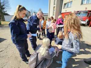 Policjanci rozmawiają z uchodźcami