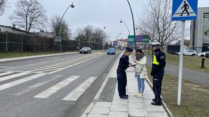 Policjantka rozdaje odblaski kobiecie