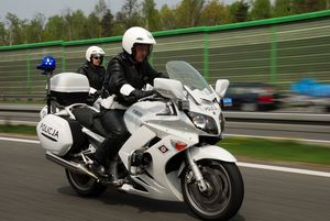 Policjanci jadą na motocyklach