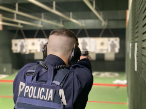 Policjant strzela z pistoletu