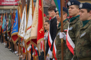 Stojące w szeregu poczty sztandarowe