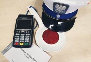 Czapka policyjna mandaty terminal płatniczy i policyjny lizak