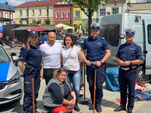 Zdjęcie grupowe z policjantami