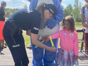 Policjantka rozmawia z dziewczynką