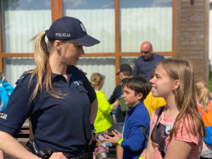 Policjantka rozmawia z dziewczynką