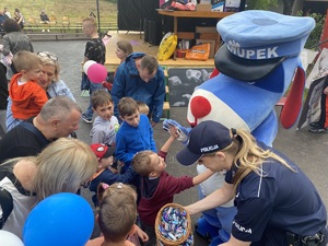 Sznupek policjantka i dzieci