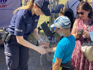 Policjantka zakłada kajdanki dziecku