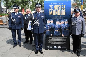 mężczyźni stojący w mundurze