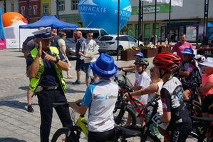 Zdjęcie grupowe dzieci i policjant