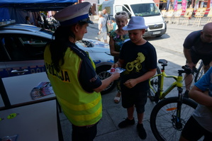 Policjantka daje dziecku prezent