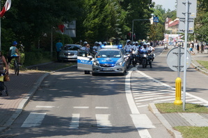 Policjanci ma motocyklach i w radiowozach grupa