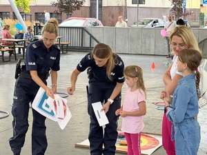 Policjantki tłumaczą dzieciom zasady ruchu drogowego