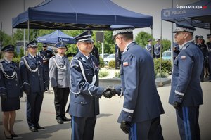 Policjant odbiera gratulacje