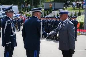 Policjant odbiera gratulacje