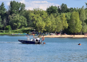 Policjanci z łodzi ratują osoby