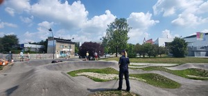 Policjantka obserwuje osoby na pumptracku