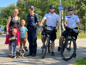 Wspólne zdjęcie mieszkańców z policjantami