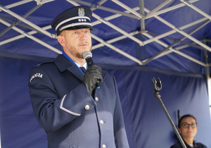 Komendant Policji z Jaworzna przemawia na scenie