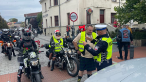 Motocykliści i policjanci