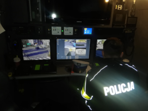 Policjant ogląda ruch drogowy w mobilnym centrum monitoringu