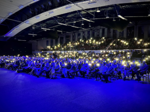 Publiczność ma włączone latarki w telefonach widok boczny