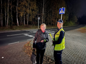 Policjanci rozdają odblaski