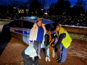 Policjanci rozdają odblaski