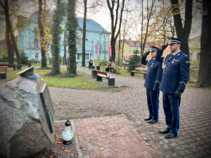 Policjanci oddają honor przed obeliskiem