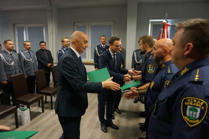 Prezydent Miasta Jaworzna składa gratulacje funkcjonariuszom Straży Miejskiej