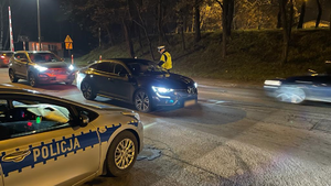 Policjanci prowadzą kontrolę kierujących na drodze