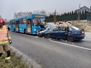 autobus, wypadek, roztrzaskane auta