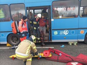 ranni wychodzący z autobusu, pracownicy służb ratunkowych, którzy udzielają pomocy