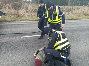 dwóch pracowników służb ratunkowych udzielający pomocy