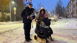 Policjantka z kobietą i dziećmi