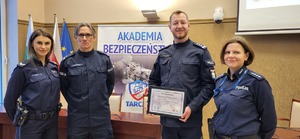 Komendant Miejski Policji w Jaworznie dr insp. Piotr Uwijała, Naczelnik Wydziału Prewencji Komendy Miejskiej Policji insp. Andrzej Szczerba oraz Policjantki