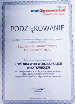 na zdjęciu: Podziękowanie Fundacja Motopomocni dziękuje za pomoc w organizacji i wsparcie szkolenia, Bezpieczny i Motopomocny Motocyklista 2023, Tym samym potwierdzamy, że Komenda Wojewódzka Policji w Katowicach jest zaangażowana w społeczność motocyklistów, ważne są dla niej takie wartości jak pomoc innym i edukacja użytkowników motocykli.