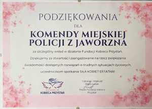 grafika: Podziękowania dla Komendy Miejskiej Policji z Jaworzna za szczególny wkład w działanie fundacji Kobieca Przystań. Dziękujemy za otwartość i zaangażowanie na rzecz zwiększania świadomości dostępnych rozwiązań w trudnych sytuacjach życiowych, uczestniczkom spotkania EFFATHA.