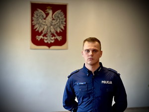 na zdjęciu umundurowany policjant